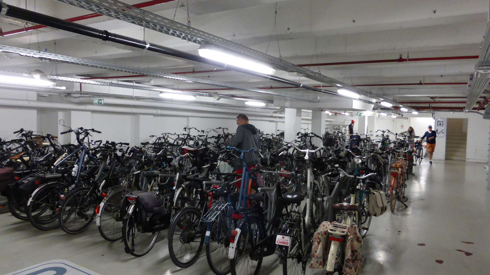 Podziemny parking rowerowy w Brugii, Belgia