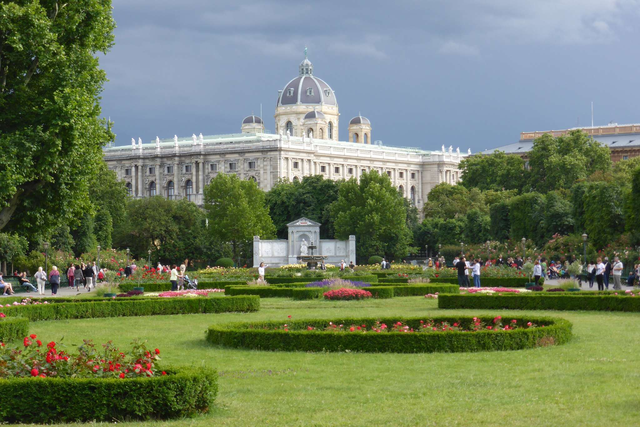Pałac Schönbrunn w burzowej oprawie. W pałacowym parku nie pojeździmy rowerem, ale za to odpoczniemy wśród zieleni.