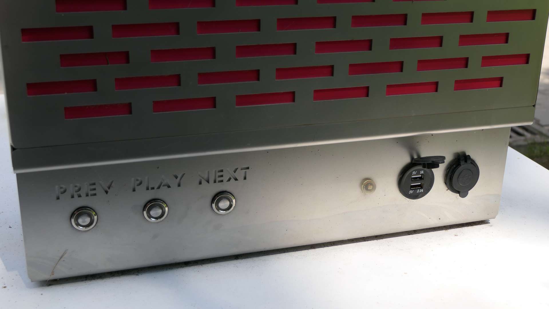 Ładowarka USB w Ławce Niepodległości.