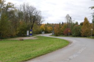 Wjazd na ul. Kojkowicką w pobliżu zakładu Aldo. To najdogodniejsze miejsce do rozpoczęcia pętli dla rowerzystów jadących z Cieszyna.