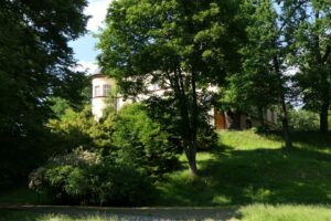 Ulokowany na wzgórzu zamek w Jastrzębiu jest własnością prywatną i jedynie z oddali można podziwiać jego zarysy.