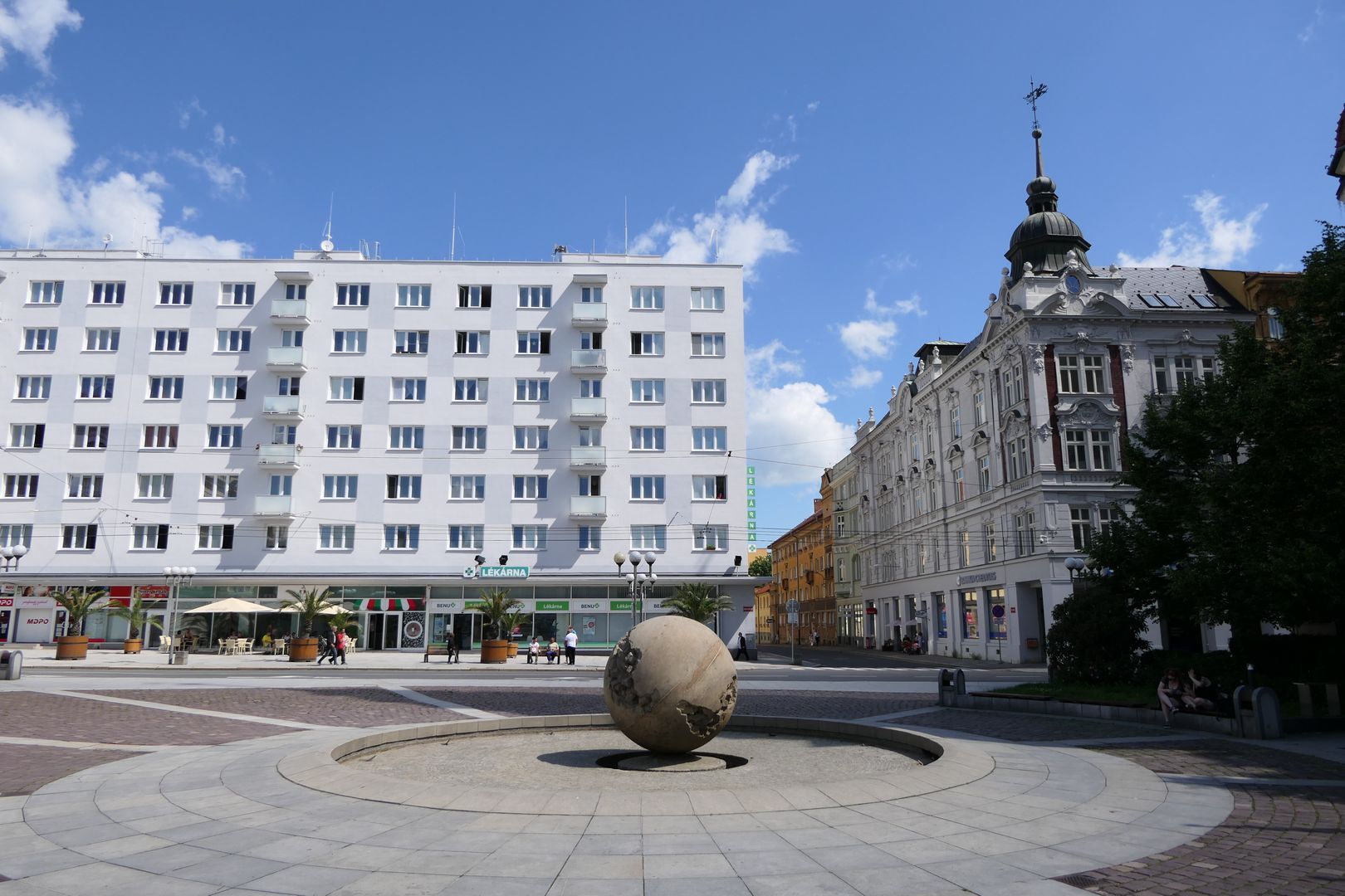 Horní Náměstí w Opawie, jedno z miejsc, w który nowoczesne budownictwo łączy się ze starszą zabudową. Pozostałość po przejściu frontu w czasach II WŚ.