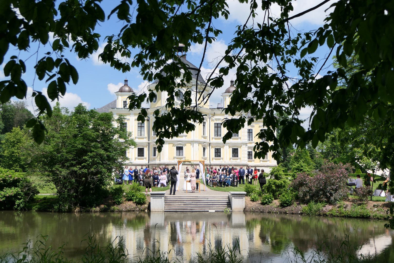 A sam pałac w Kravařach jest doskonałą scenerią na romantyczny ślub.