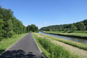 3-kilometrowa, nowiutka, jeszcze oficjalnie nie oddana do użytku ścieżka pieszo-rowerowa między jeziorem Hlučinskim a rzeką Opawą. Chyba najładniejszy fragment całej trasy