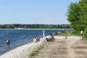 To miejsce nad jeziorem Hlucinskim raczej nie jest przewidziane do plażowania, ale w upał wszyscy szukają ochłody.