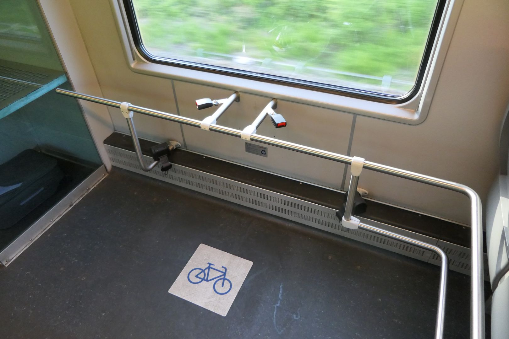 Komfortowe stanowiska na rowery w pociągu RegioJet, z dodatkowymi zabezpieczeniami w postaci samonapinających się pasów bezpieczeństwa.