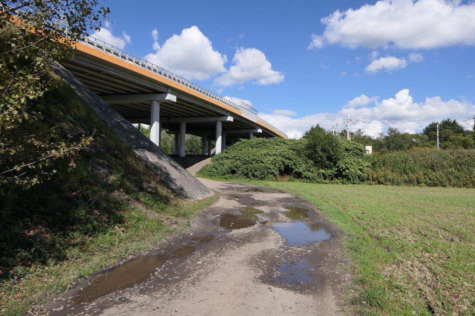 Droga pod wiaduktem kolejowym w Drogomyślu prowadząca do "starej ul. Wiślańskiej.