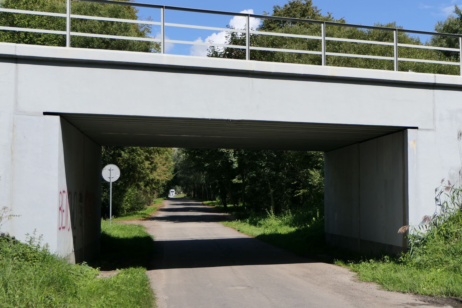 Na dawnej ul. Wiślańskiej jest nawet wiadukt kolejowy, który pozwala bezkolizyjnie pokonać skrzyżowanie z torami. Niestety kilkaset metrów dalej ta droga kończy się wjazdem na dwupasmówkę.