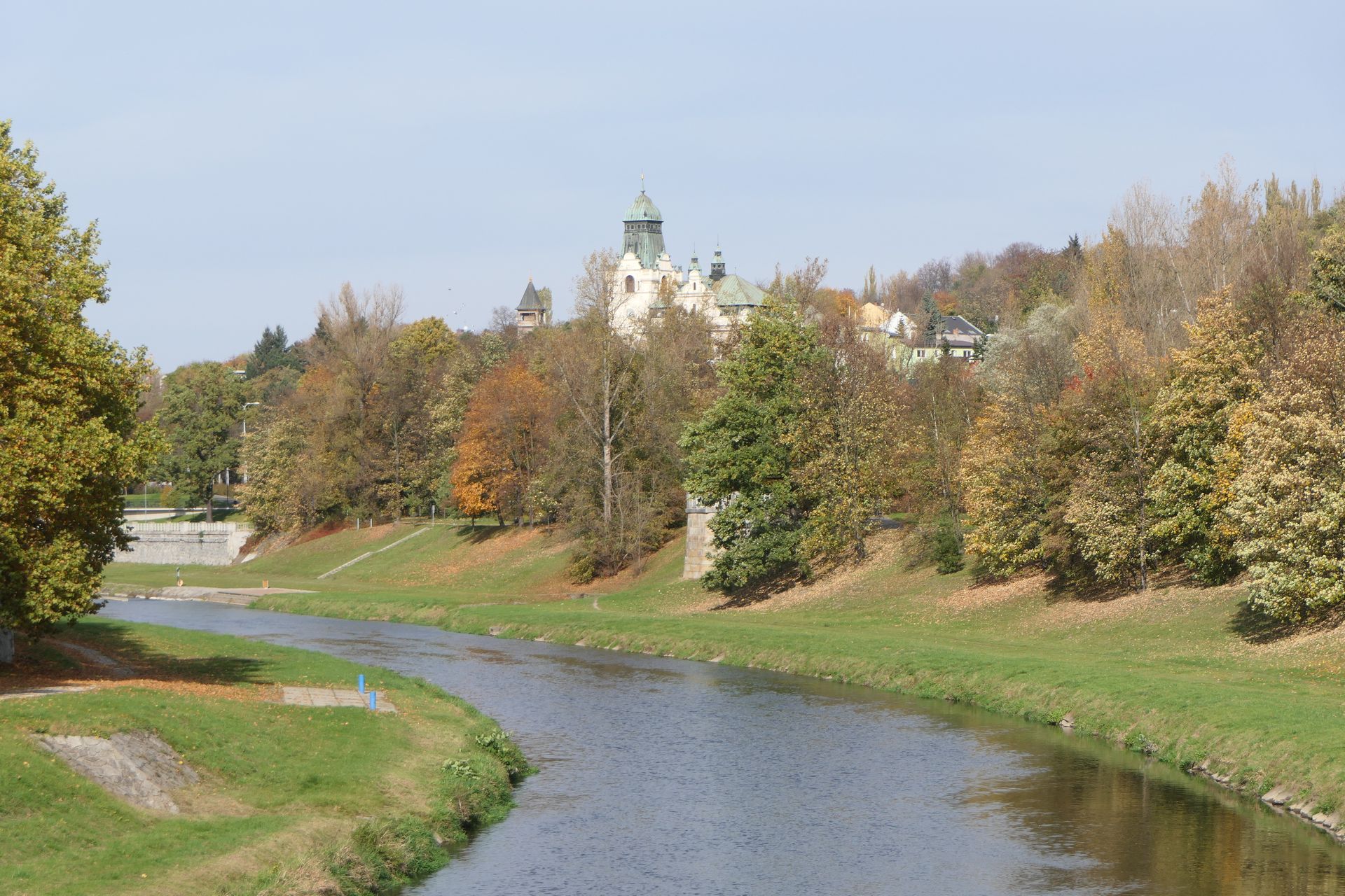 Wzgórze zamkowe we Frydku-Mistku szczególnie okazale prezentuje się z brzegów rzeki.