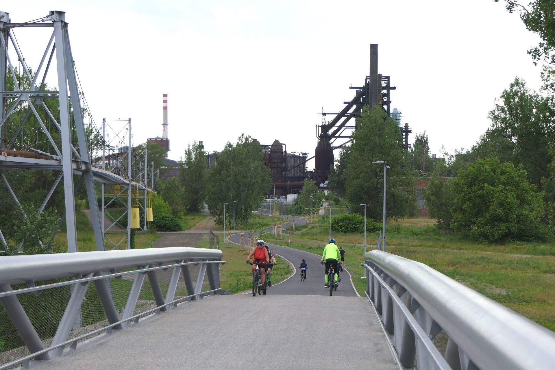 Kładka pieszo rowerowa do Vitkowic już otwarta. Od razu pojawili się więc rowerzyści, którzy dotychczas nie mieli zbyt dogodnego dojazdu do dawnej huty.