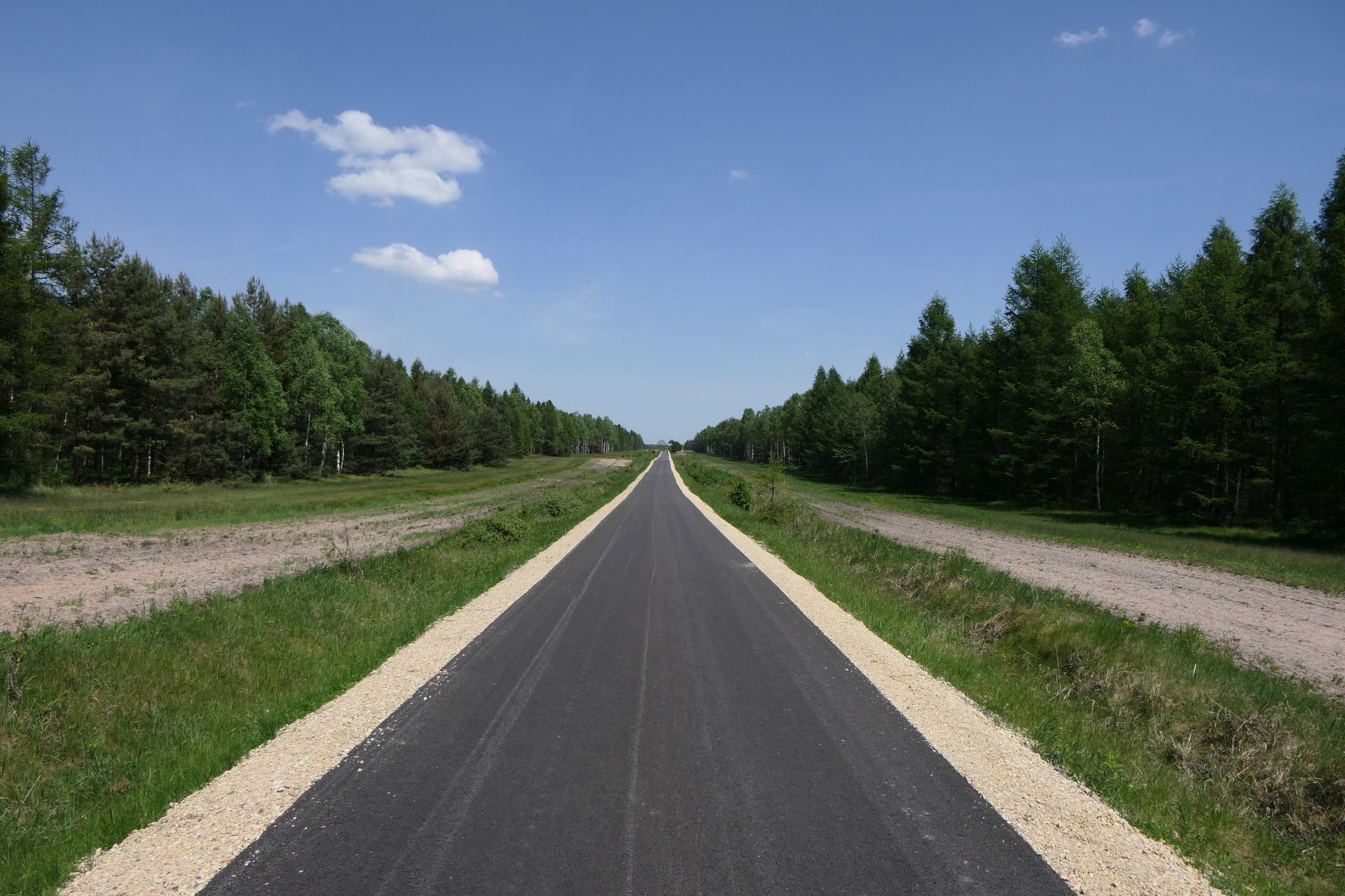Nowy odcinek asfaltu na drodze Barachowskiej, prowadzącej z Kuźni Raciborskiej do skrzyżowania Nowy Barach.