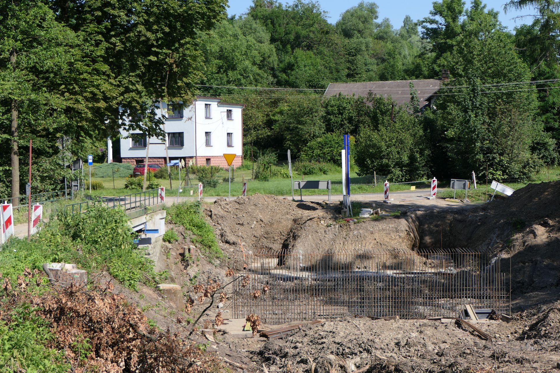 Wstępna faza budowy nowego mostu na skrzyżowaniu ulic Kojkowickiej i Cieszyńskiej.
