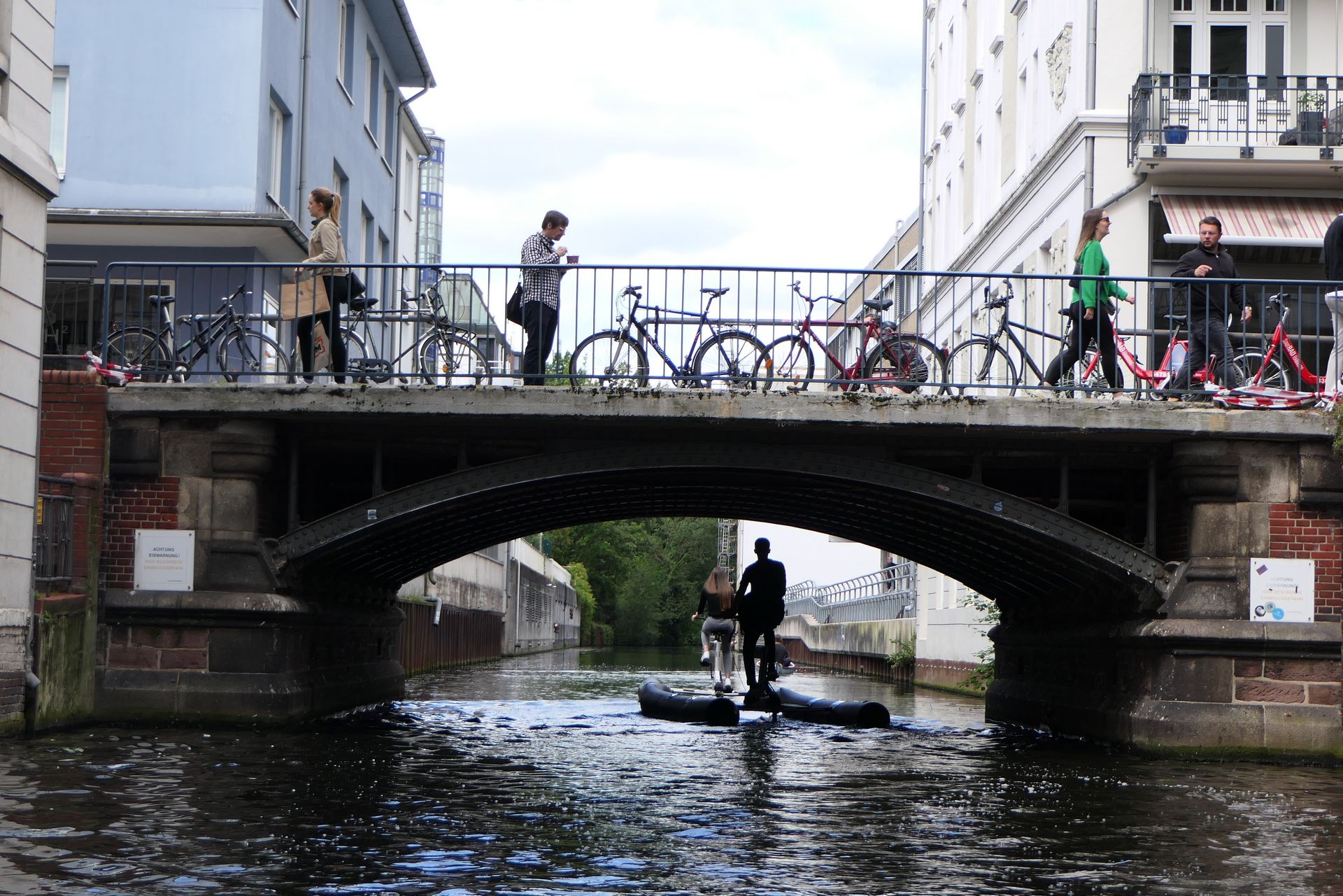 Rowerzystów w Hamburgu można spotkać praktycznie wszędzie. Na zdjęciach nowa forma przemieszczania się po wodzie, czyli prawdziwie wodny rower.