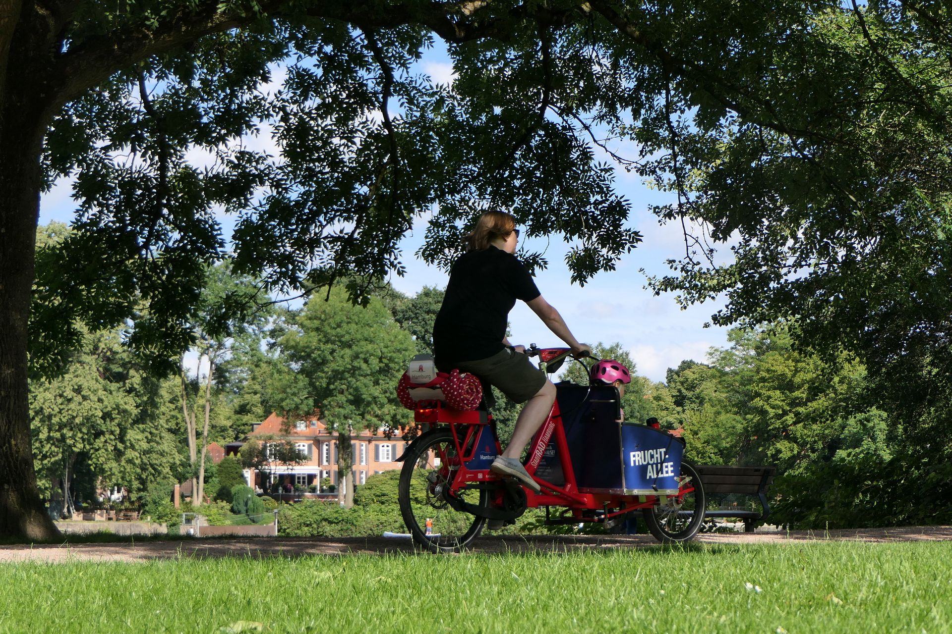 W zachodnioeuropejskich miastach coraz częściej można spotkać rowery cargo. Dzięki wspomaganiu elektrycznego mogą z nich korzystać osoby o całkiem przeciętnej kondycji.