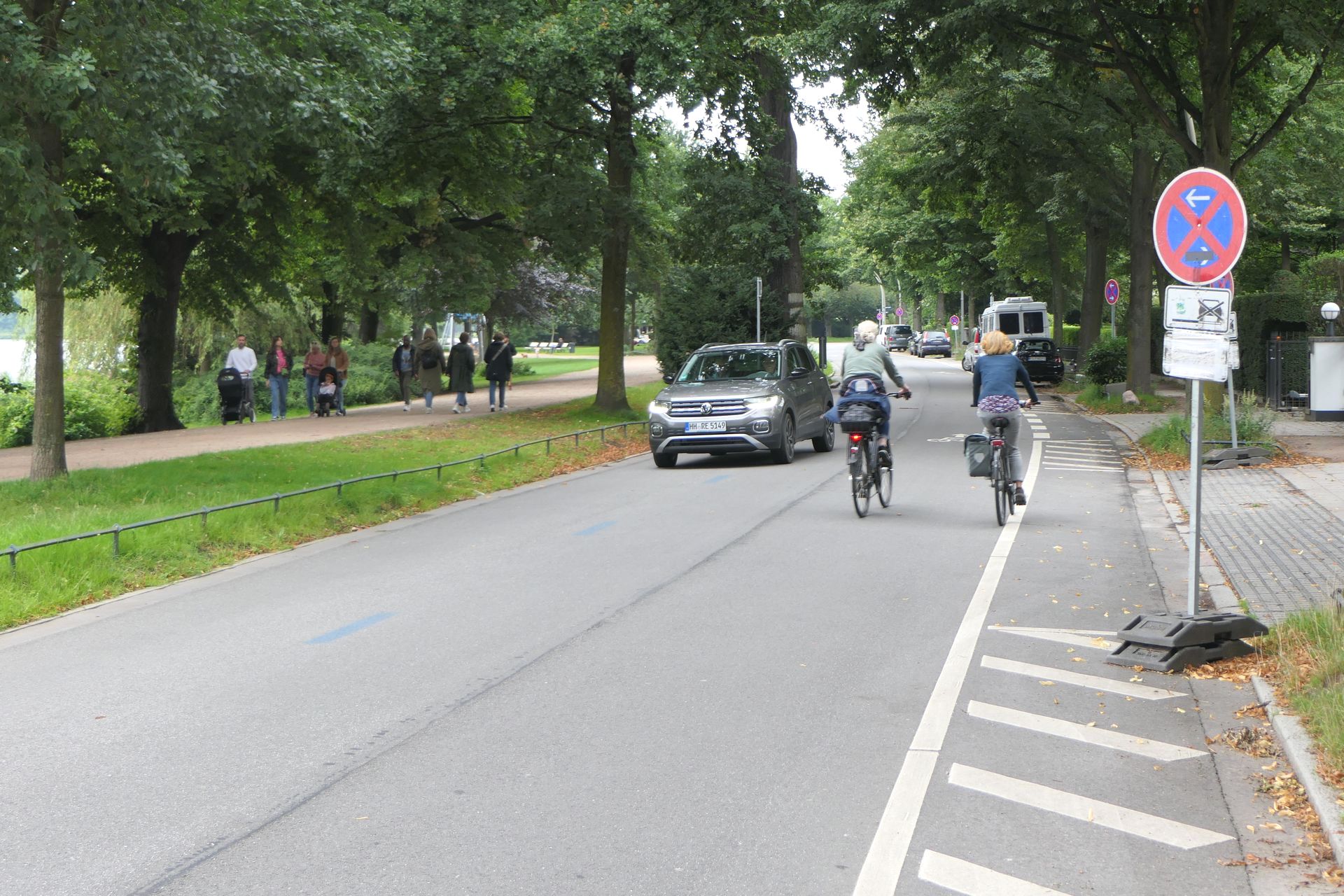 Przykład drogi dla rowerów, która kiedyś była dostępna w ruchu ogólny. Teraz oprócz rowerzystów mogą z niej korzystać tylko mieszkańcy.