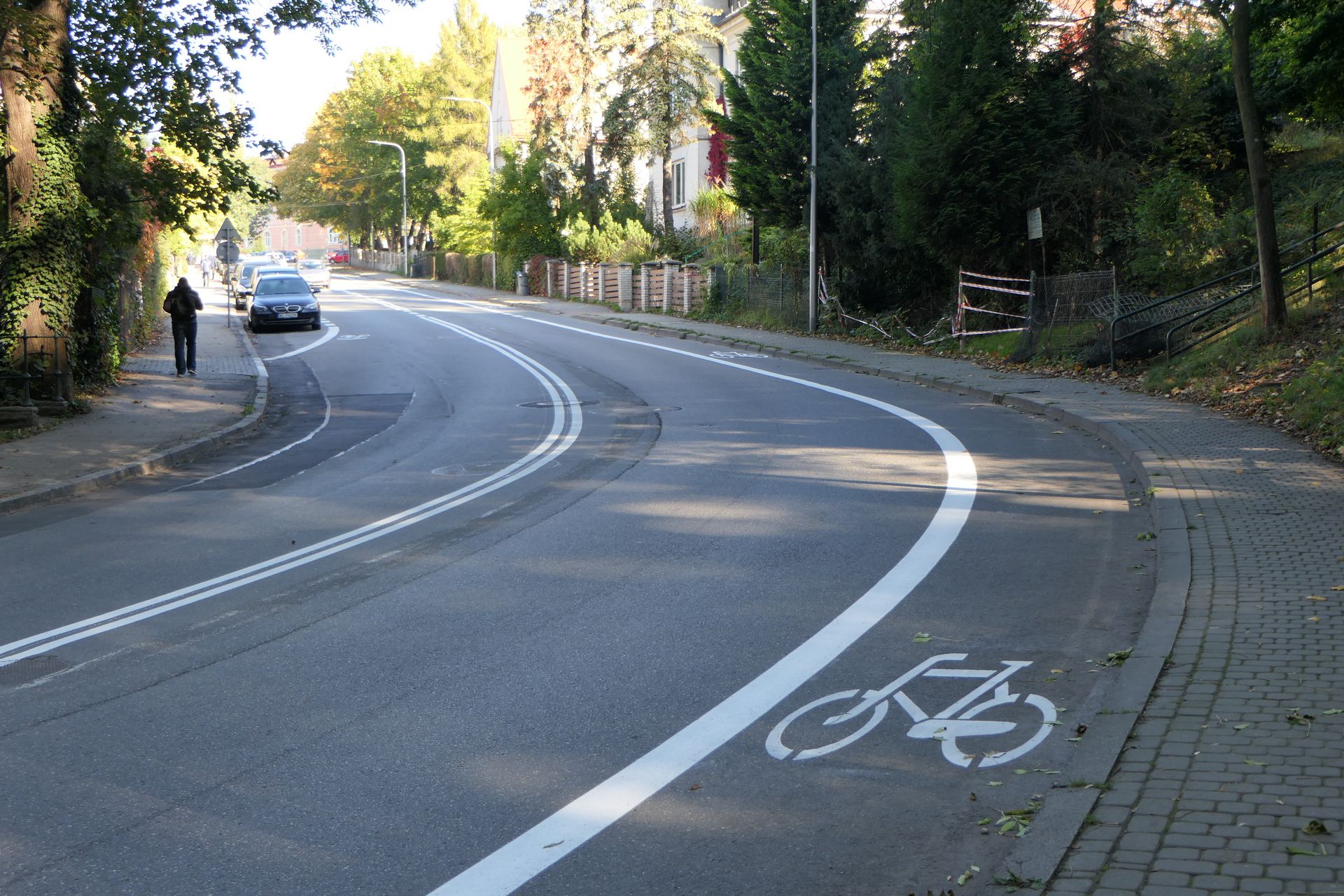 Pas dla rowerów jest wytyczony tylko dla ruchu pod górę ul. 3 Maja. Rowerzyści jadący w dół poruszają się razem z ruchem ogólnym, o czym informują wymalowane na asfalcie "sierżanty".