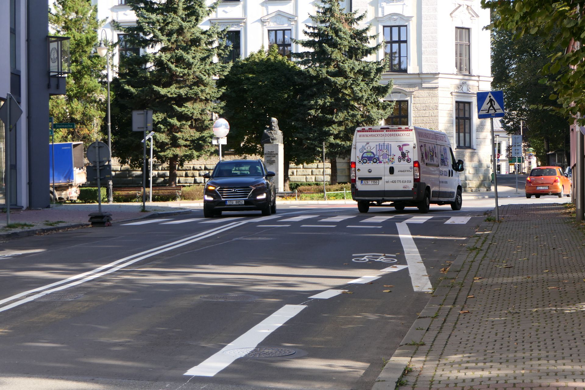 Zakończenie pasa ruchu dla rowerów przed rondem na Placu Wolności. Tu rowerzysta musi włączyć się do ruchu ogólnego ustępując pierwszeństwa samochodom poruszającym się po równoległym pasie.