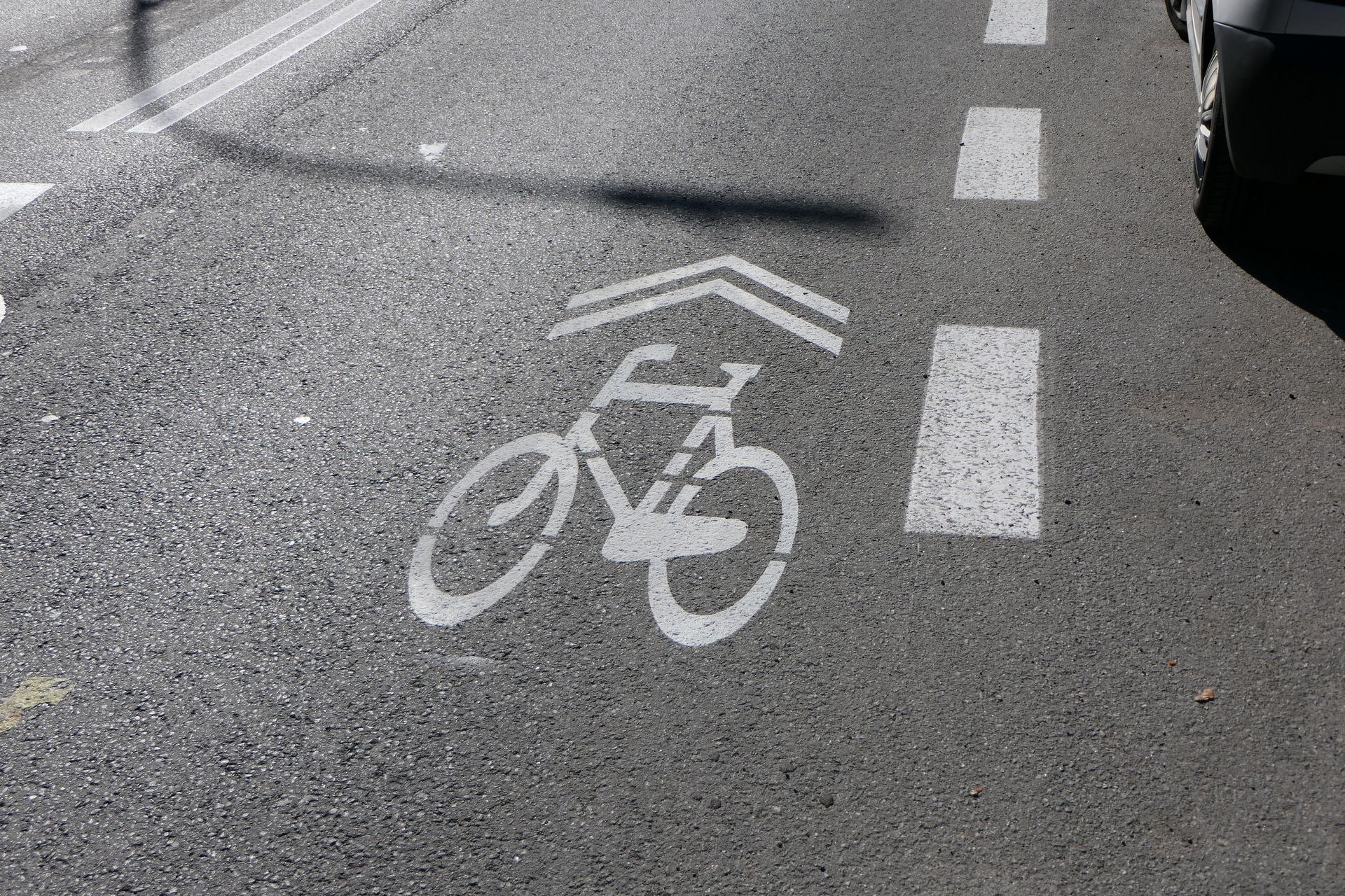 W przeciwnym kierunku namalowano tzw. sierżanty rowerowe. Chodzi o to, żeby rowerzyści jadący w dół ul. 3 Maja mieli świadomość, że pas ruchu dla rowerów dotyczy tylko przeciwnego kierunku.