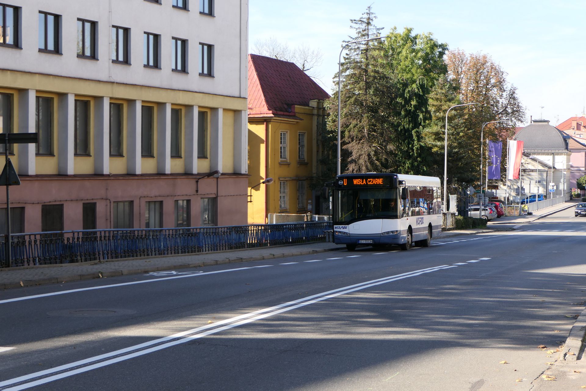 Pas dla rowerów jest współdzielony z przystankiem. Jeżeli w tym miejscu rowerzysta napotka autobus, powinien go ominąć zachowując szczególną ostrożność.