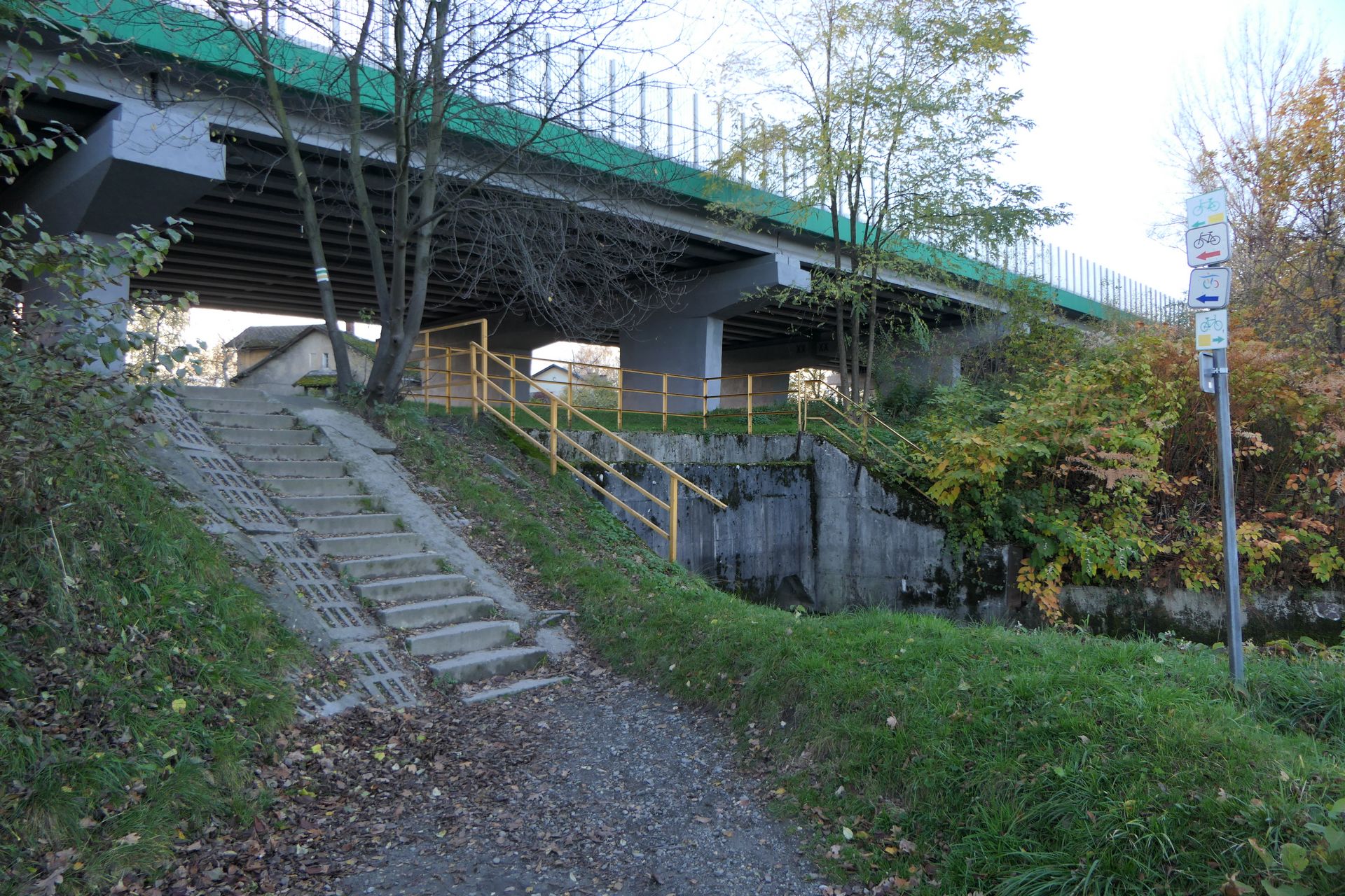 Sławetne schody w pobliżu wiaduktu na ul. Katowickiej. Zgodnie z oznakowaniem prowadzą tędy aż 3 szlaki a niestety rowery trzeba wpychać lub sprowadzać po nierównym betonie.