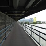 Droga rowerowa podwieszona pod mostem Praterbrücke.