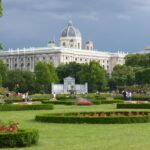 Pałac Schönbrunn w burzowej oprawie. W pałacowym parku nie pojeździmy rowerem, ale za to odpoczniemy wśród zieleni.