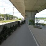 Wolne przestrzenie pod wiaduktami wzdłuż Dunaju zagospodarowano na drogi rowerowe.