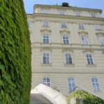 W Austrii zieleń zawsze pięknie komponuje się ze starą architekturą. Opactwo w Klosterenburgu.