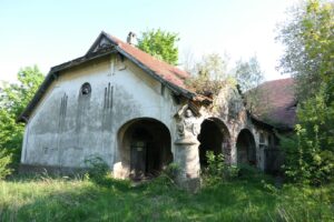 Pozostałości kuźni w Strzybniku. Zgodnie z informacją pod płaskorzeźbą przedsawiającą kowala, obiekt pochodzi z 1912 roku.
