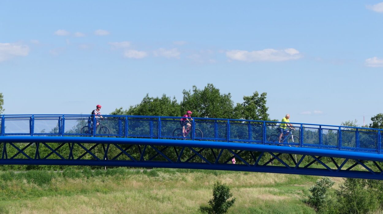 Nowa kładka pieszo-rowerowa na rzece Opawie w Jilešovicach.
