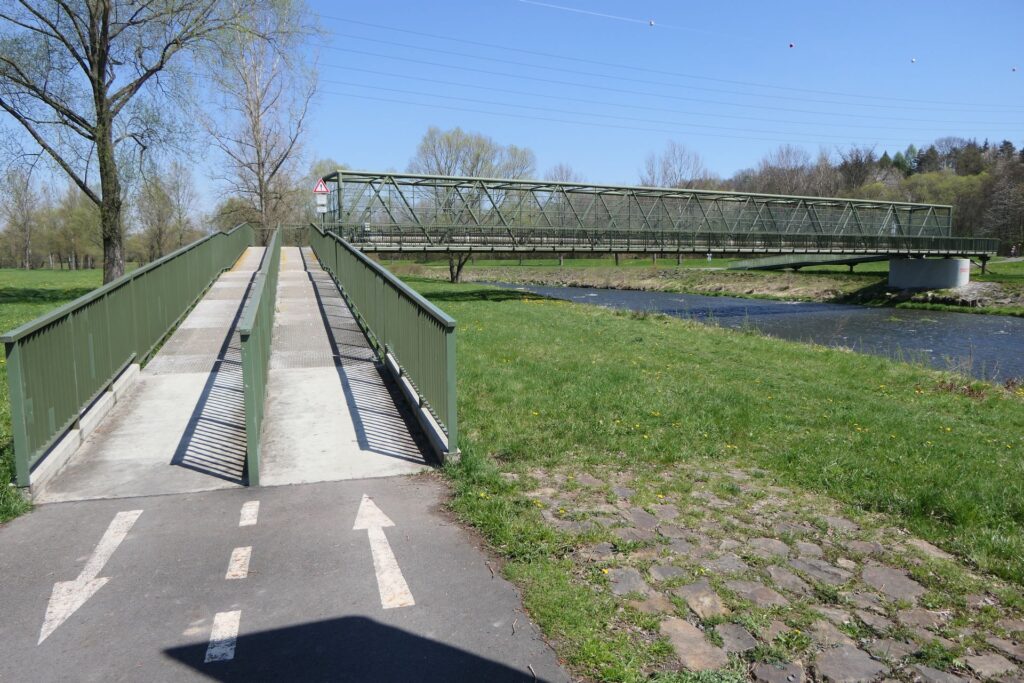 Wjazd na kładkę od strony Hrabovej. Zastosowano dwa oddzielne pasy ruchu dla rowerów. Akurat to rozwiązanie nie jest chyba zbyt trafione, bo zwiększa ryzyko zahaczenia o barierki.