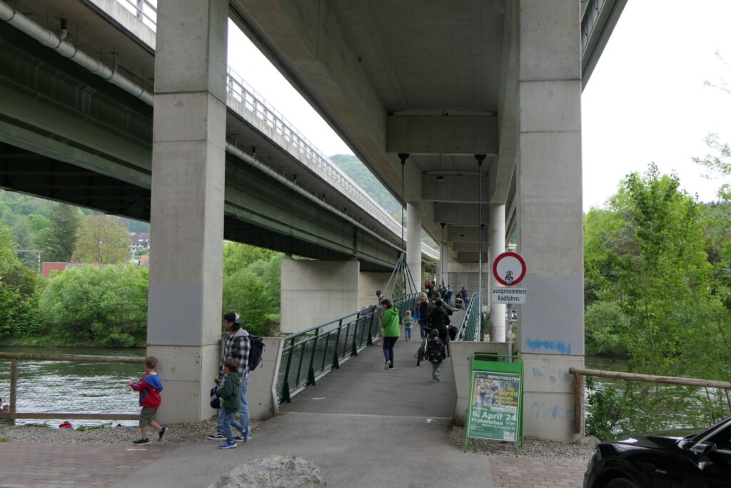 Frohnlaiten, Austria - kładka pieszo rowerowa nad rzeką Mur, podwieszona pod jeden z wiaduktów autostrady.