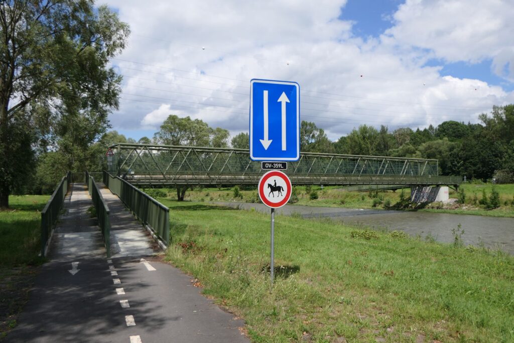 Wjazd na kładkę od strony Vratimova.