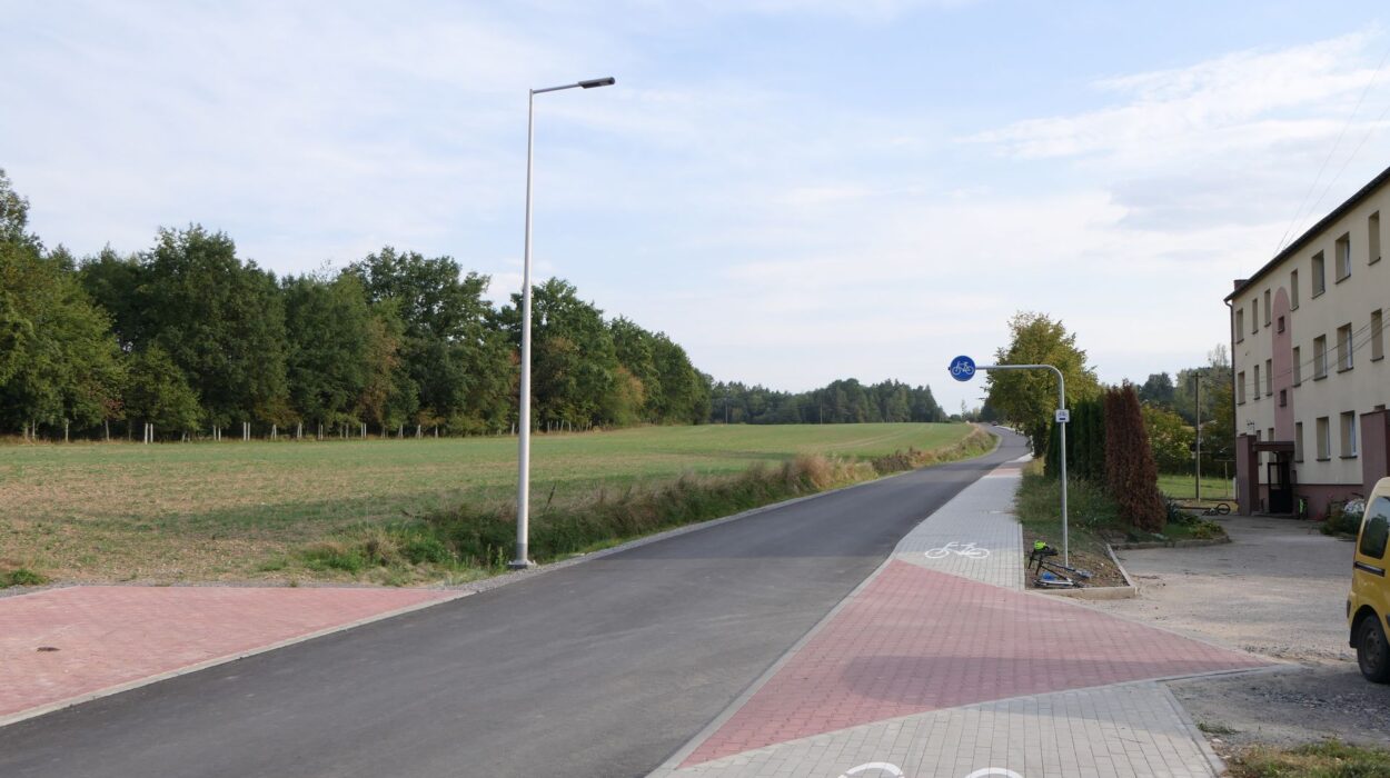 W tym miejscu zaczyna się droga dla rowerów szerokości 2m, która prowadzi praktycznie do samej granicy z Czechami. Drogą obecnie jedzie się stosunkowo płynnie, ponieważ na pozostałym odcinku nie ma ostrych zakrętów, praktycznie brak skrzyżowań a wjazdy do posesji i lokalnych dróg dojazdowych nie są tylko minimalnie obniżone, więc efekt fali jest prawie nieodczuwalny.