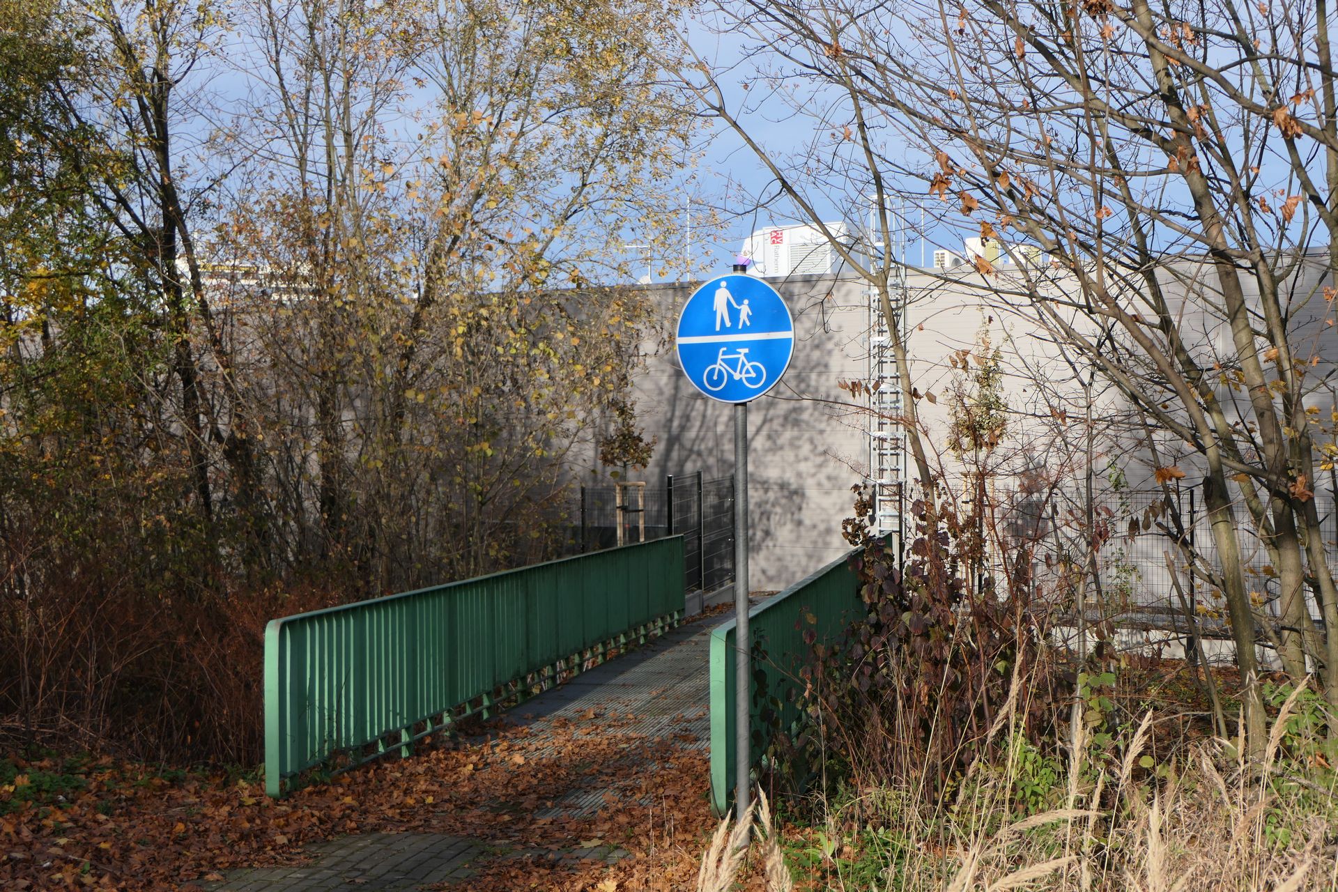 Czekający na nowe życie mostek nad Boguniówką. Tędy w przyszłości prawdopodobnie pobiegnie trasa 604, która połączy Cieszyn z Ustroniem. Z braku sensownych alternatyw obecnie jest to najbezpieczniejszy i najwygodniejszych dojazd rowerowy do centrum handlowego Viva Park.