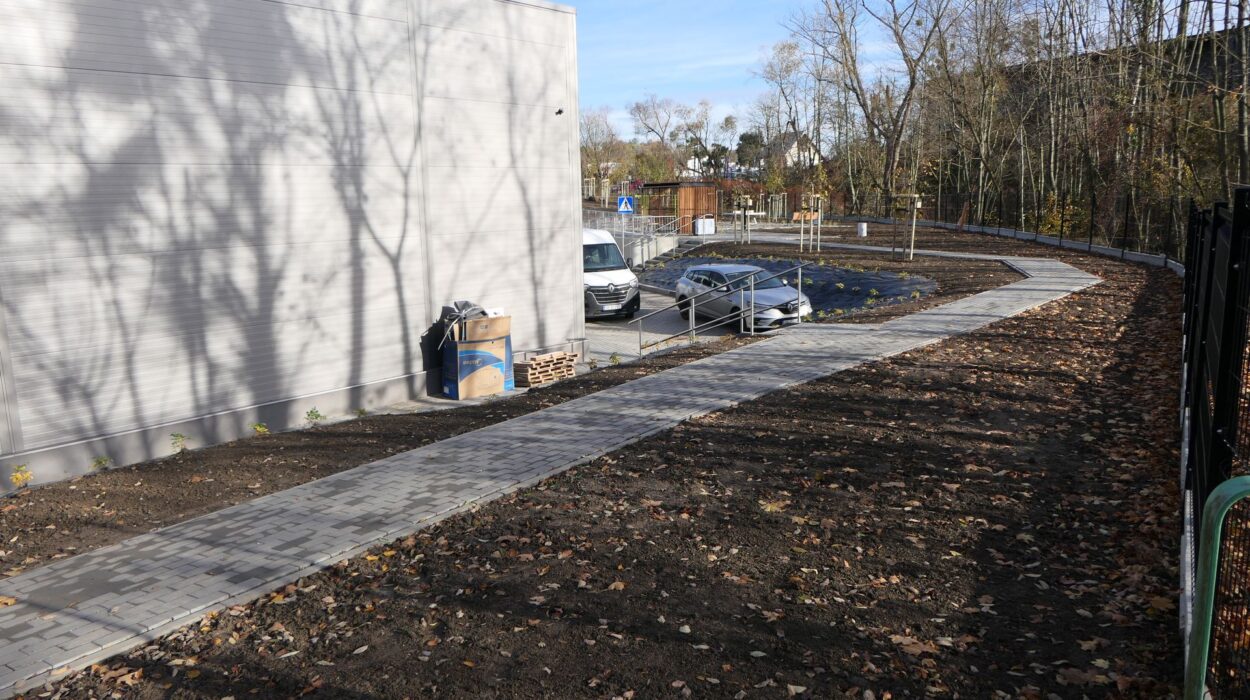 Tyły centrum handlowego i "dojazd" do miejsca obsługi rowerzystów.