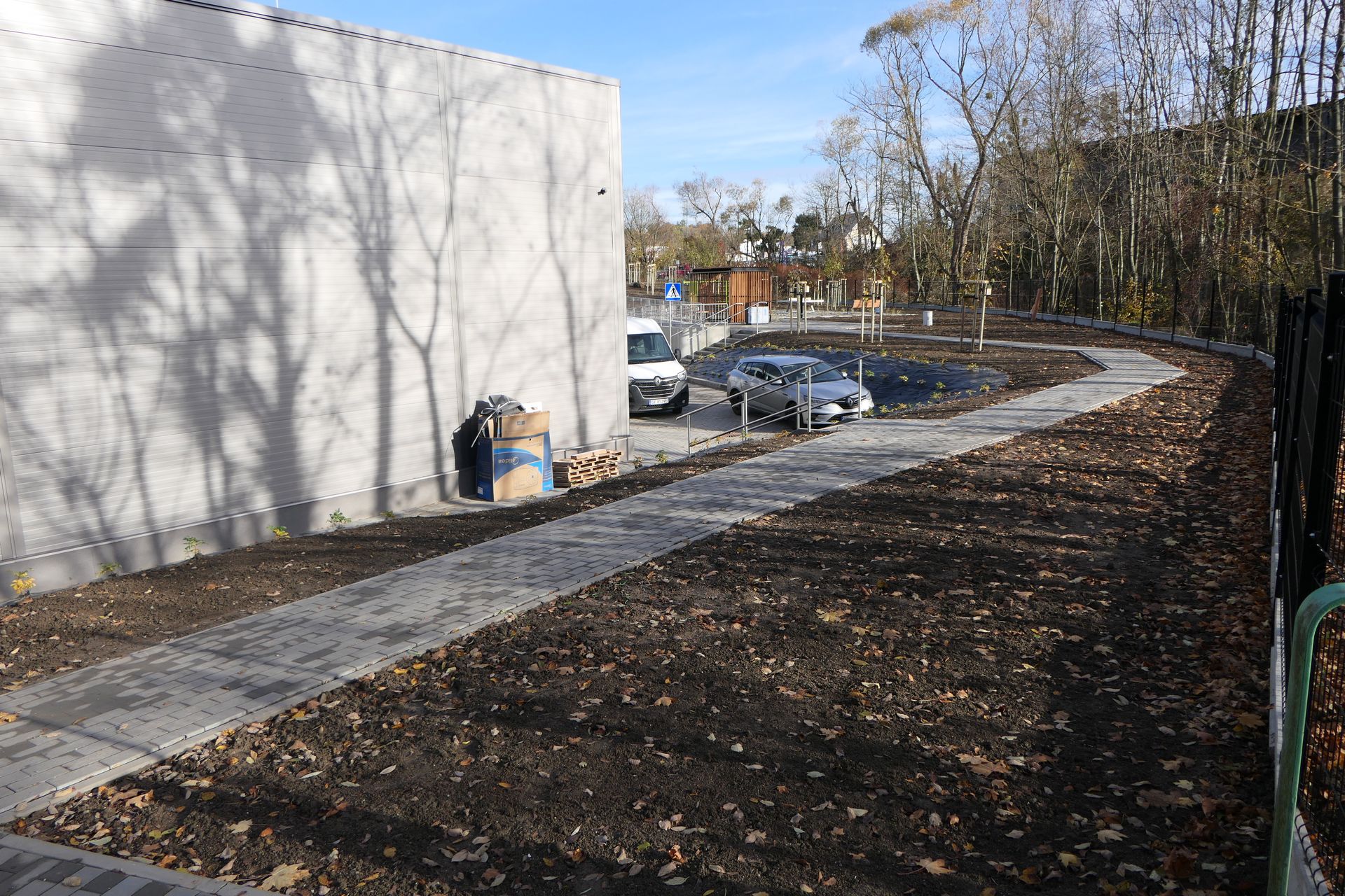 Tyły centrum handlowego i "dojazd" do miejsca obsługi rowerzystów. Chodnik z kostki brukowej o szerokości 1m, którym z mostku na Boguniówką można dotrzeć do Miejsca Obsługi Rowerzystów (MOR). W zasadzie jedyna opcja, żeby dostać się tam bez zsiadania z roweru.