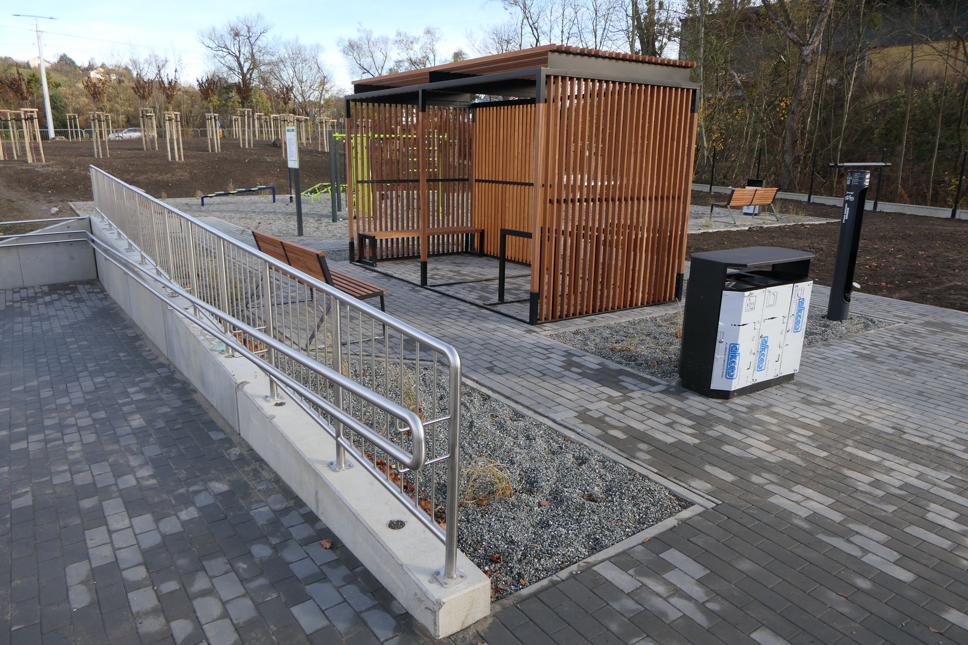 Miejsce Obsługi Rowerzystów (MOR) i mały plac zabaw z tyłu.