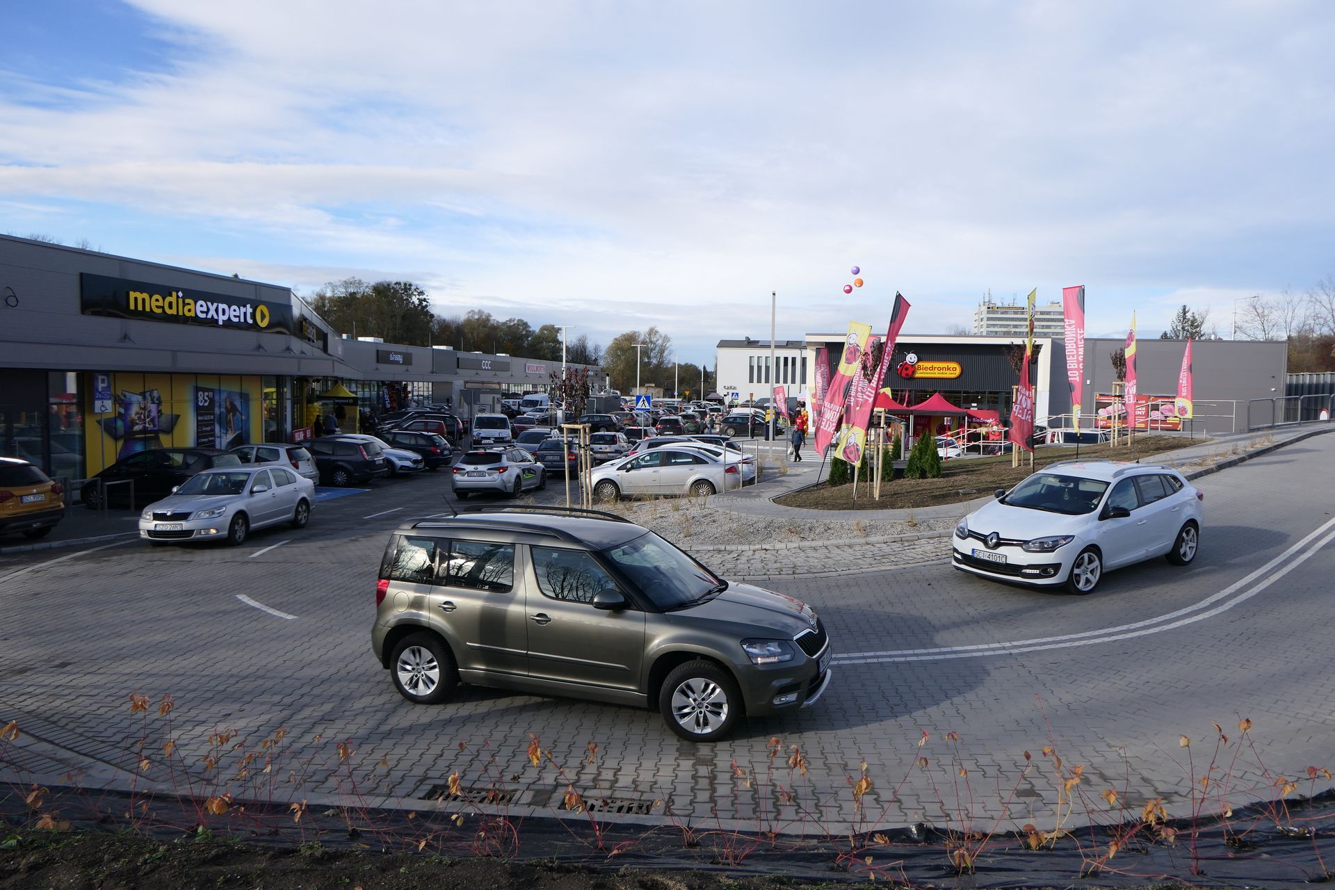 Parking przy centrum handlowym Viva Park.