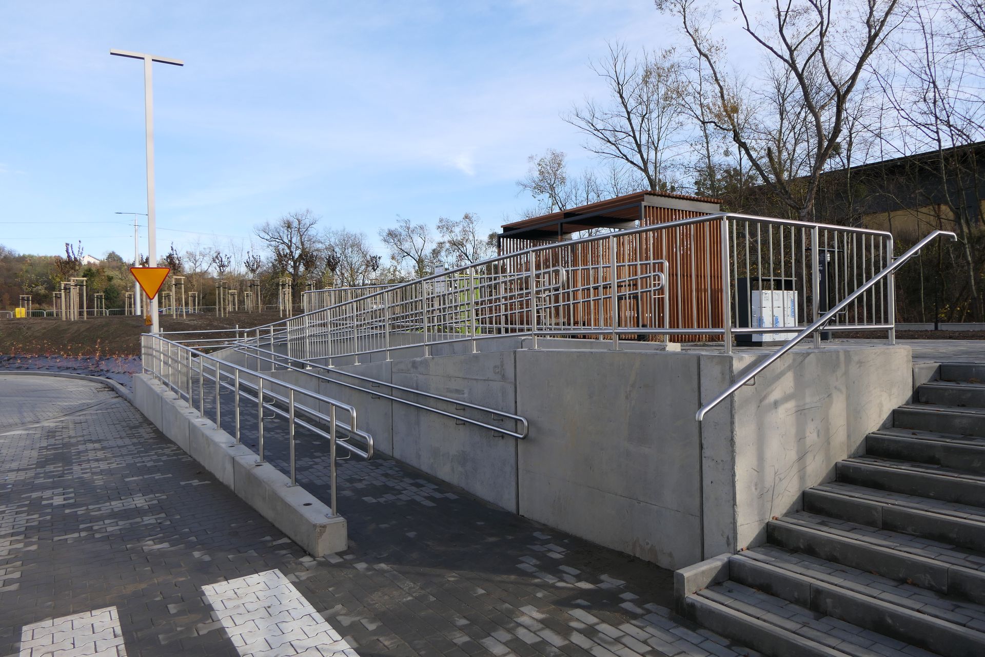 Podjazd dla niepełnosprawnych oraz wózków do MOR i placu zabaw.