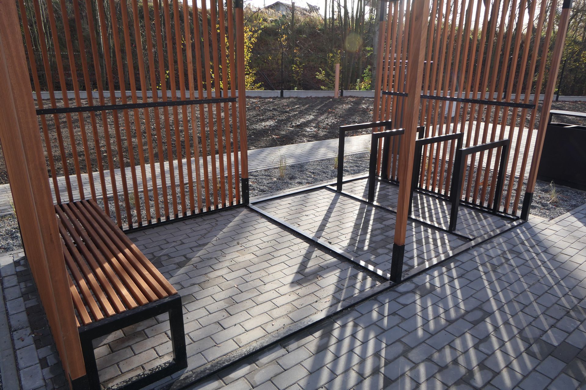 Wnętrzne wiaty. Gdy już uda ci się tu dotrzeć, możesz wytchnąć na ławeczce i podziwiać swój rower przypięty do bezpiecznego stojaka. Wygląda to bardzo ładnie, tylko po co i dla kogo, skoro trudno tu dojechać?