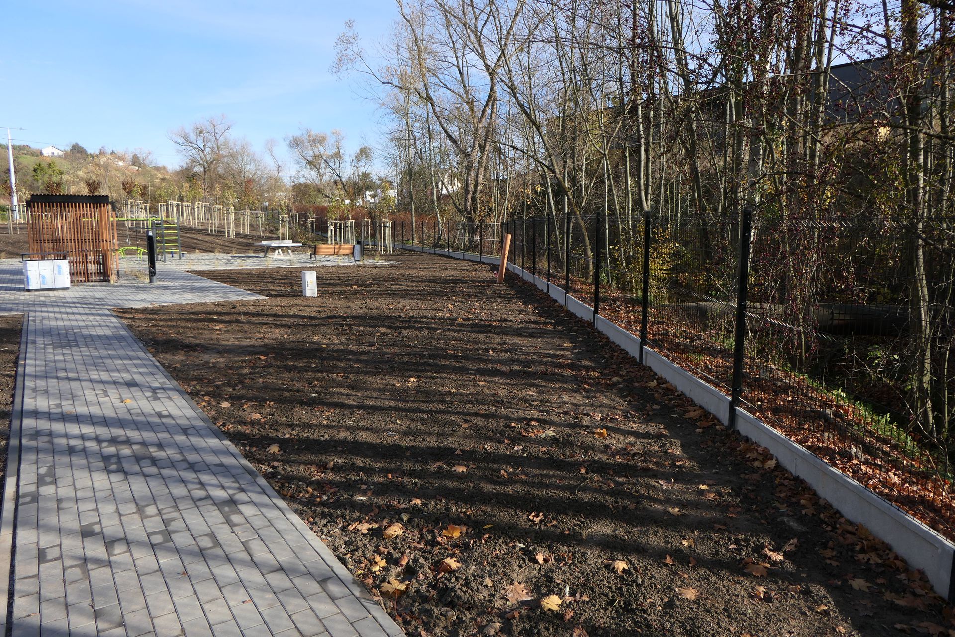 Ogrodzenie przebiegające wzdłuż potoku Boguniówka.