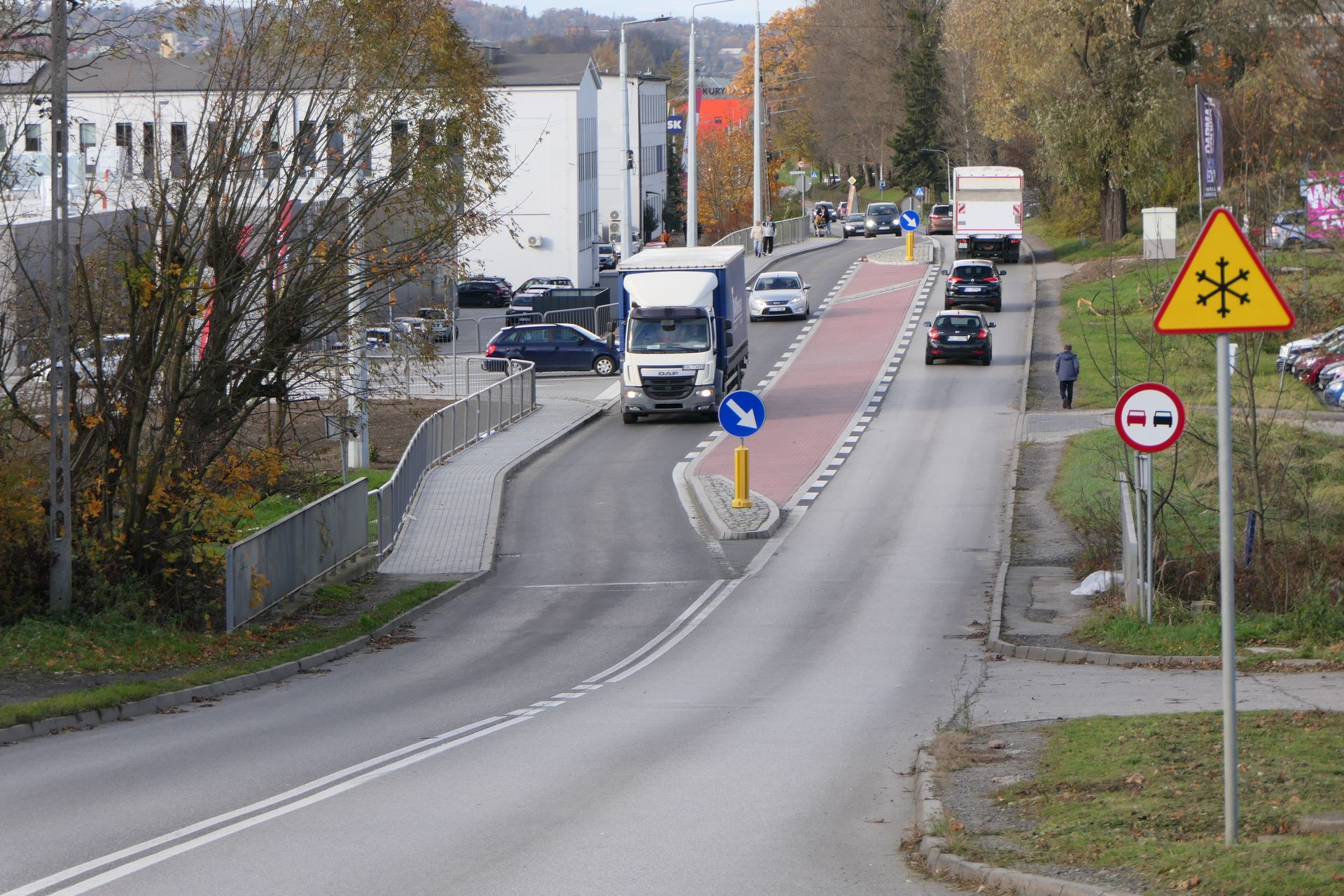 Wjazd do nowego centrum handlowego.