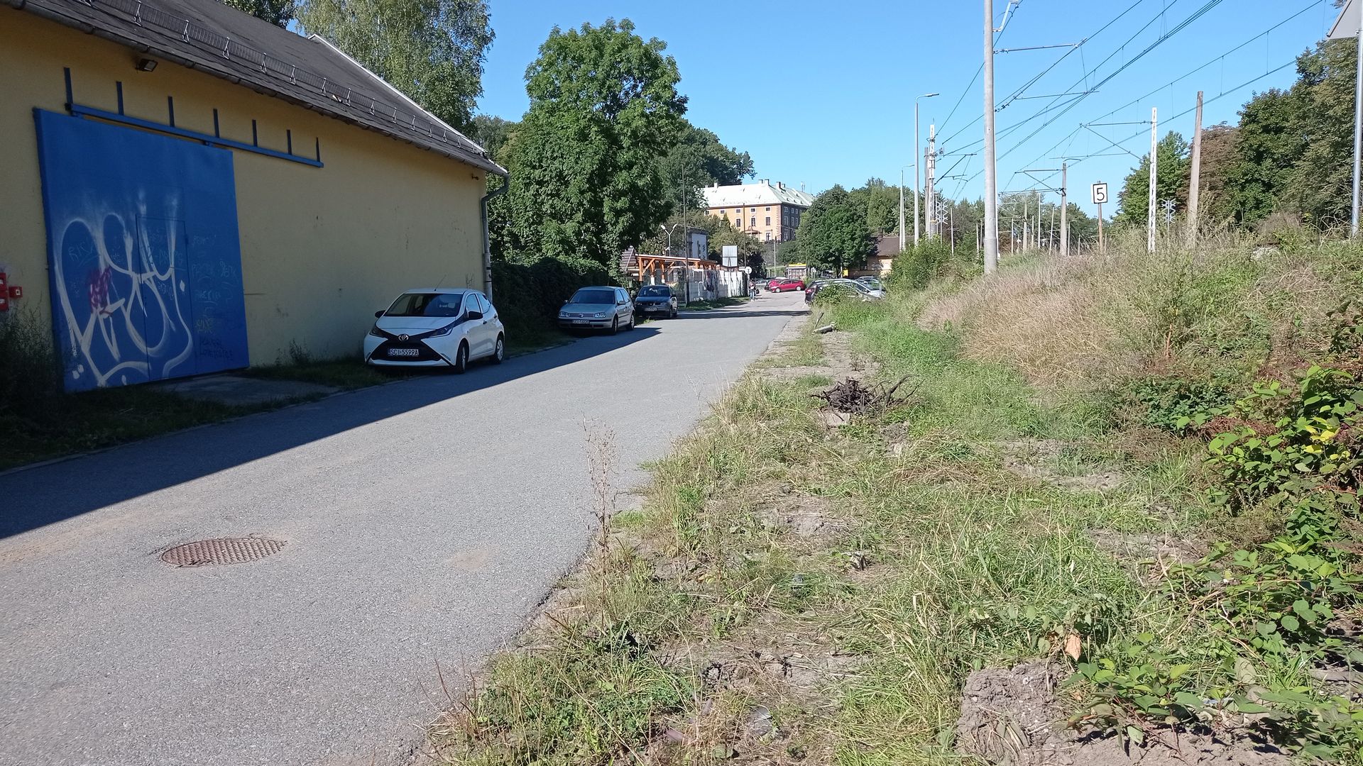 Odcinek Start - 2 widziany od strony dawnego Zampolu. DDR pobiegnie między obecną drogą a torami.