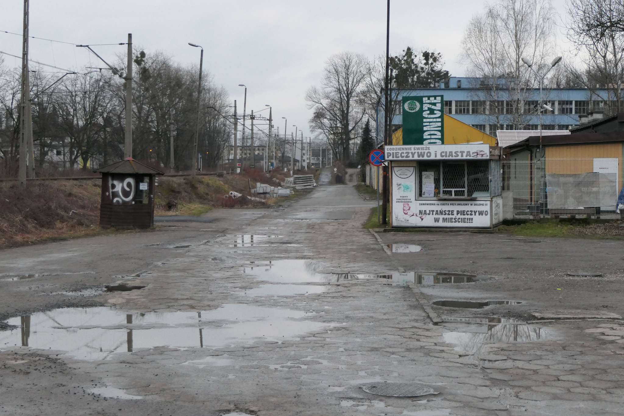 Odcinek Start-2: ul. Czarny Chodnik, teren parkingu. Z lewej strony wzdłuż torów pobiegnie DDR, równolegle zostanie poprowadzony ciąg pieszo samochodowy (dojazd do posesji).