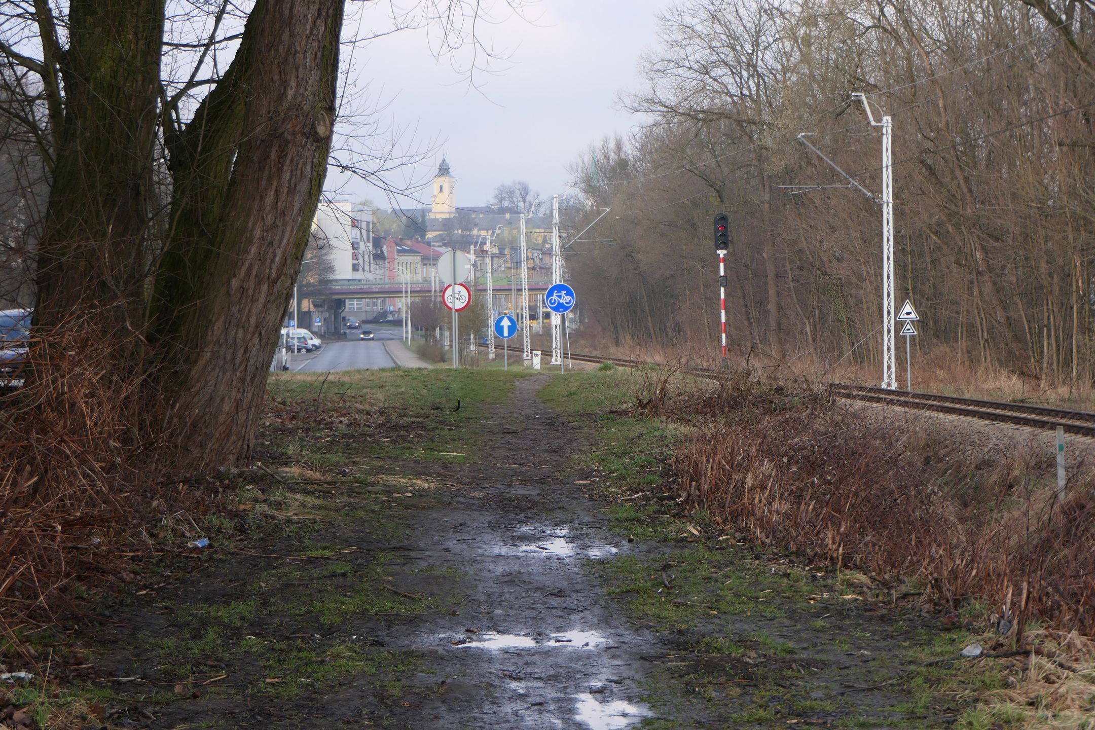 Odcinek 4-5: obecnie dzika ścieżka za KAS. Do tego fragmentu jest już gotowa dokumentacja i zezwolenie na budowę, więc inwestycja ma zacząć się możliwie szybko.