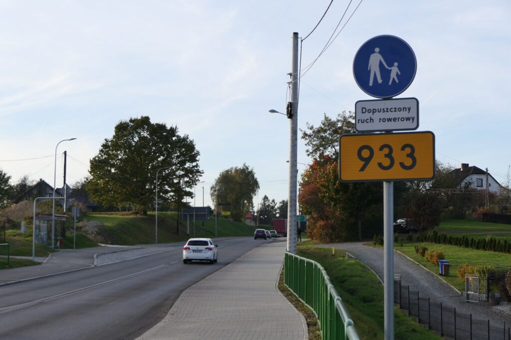 Zastosowanie tabliczki "Dopuszczony ruch rowerowy" pod znakiem C-16 na drodze wojewódzkiej 933 między Wodzisławiem Śląskim a Jastrzębiem Zdrojem.