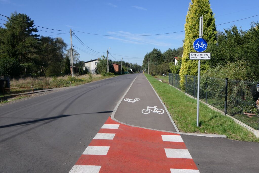 Jeszcze inne rozwiązanie, czyli droga dla rowerów z dopuszczonym ruchem pieszych w miejscowości Kalety (woj. śląskie). Prawdopodobnie zastosowano je, aby uniknąć konieczności budowy CPR-u o szerokości 3 metrów. Minimalna szerokość DDR to 2 metry.