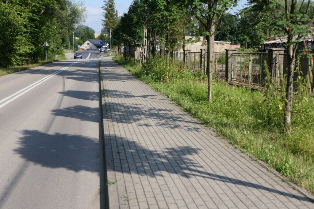 Fragment chodnika wzdłuż dawnych zakładów "Las". Tu ruch pieszych jest minimalny.
